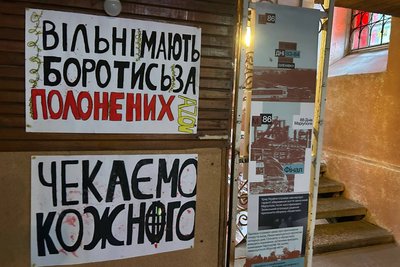 Фотографії, книжки та мистецька інсталяція про Маріуполь — у Житомирі відкрили виставку "Вежа: кроки пам’яті" Фотографії, книжки та мистецька інсталяція про Маріуполь — у Житомирі відкрили виставку "Вежа: кроки пам’яті"