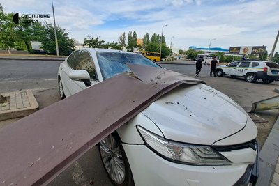"Він наближався рівно до будинку": фото пошкодженої багатоповерхівки після атаки дронів на Одесу "Він наближався рівно до будинку": фото пошкодженої багатоповерхівки після атаки дронів на Одесу