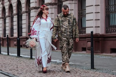 У День святого Валентина у Франківську боєць 102 бригади одружився зі своєю обраницею У День святого Валентина у Франківську боєць 102 бригади одружився зі своєю обраницею