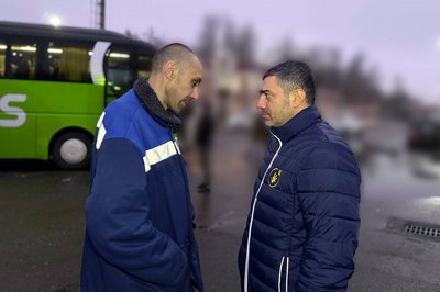 Звільнений з полону захисник Маріуполя Ігор Калініченко з Омбудсманом України Дмитром Лубінцем Звільнений з полону захисник Маріуполя Ігор Калініченко з Омбудсманом України Дмитром Лубінцем