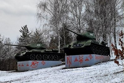 У Житомирі розмалювали п'єдестали двох танків радянської доби — у поліції встановлюють причетних У Житомирі розмалювали п'єдестали двох танків радянської доби — у поліції встановлюють причетних