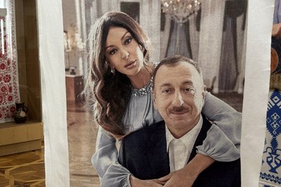 360 тисяч вишитих клітин: сумська майстриня вишила портрет азербайджанського президента із дружиною 360 тисяч вишитих клітин: сумська майстриня вишила портрет азербайджанського президента із дружиною