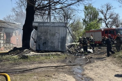 Рятувальники гасять пожежу внаслідок атаки РФ у Новобаварському районі Харкова, 7 травня 2026 року Рятувальники гасять пожежу внаслідок атаки РФ у Новобаварському районі Харкова, 7 травня 2026 року