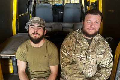 "Міняємо деталь і розказуємо, як було на війні": троє добровольців після звільнення ремонтують авто на Волині "Міняємо деталь і розказуємо, як було на війні": троє добровольців після звільнення ремонтують авто на Волині