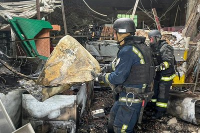 Рятувальники гасять пожежу на складах внаслідок влучання безпілотника РФ у Чугуєві, 2 червня 2026 року