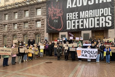 "Гроші на ЗСУ": в Києві під КМДА знову зібрались мітингувальники, до них вийшов депутат "Гроші на ЗСУ": в Києві під КМДА знову зібрались мітингувальники, до них вийшов депутат