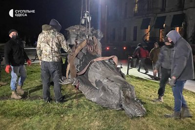 В Одесі демонтували пам’ятник Катерині ІІ В Одесі демонтували пам’ятник Катерині ІІ