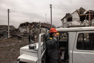 Електрик з комунальної служби п'є гарячий напій під час перерви між роботою з електромережами біля житлових будинків у селищі Глеваха на Київщині, які постраждали після російських ракетних обстрілів 26 січня 2023 року. Електрик з комунальної служби п'є гарячий напій під час перерви між роботою з електромережами біля житлових будинків у селищі Глеваха на Київщині, які постраждали після російських ракетних обстрілів 26 січня 2023 року.