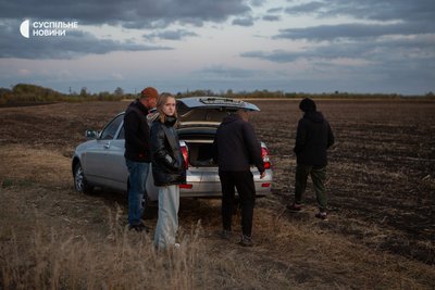 Ксюша з дядьком, тіткою і братом Сашком — родичі загиблих у Грозі