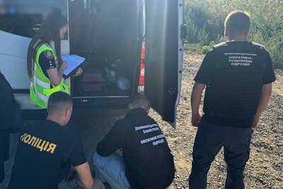 Психотропи із РФ під виглядом косметики — поліцейські Житомирщини викрили схему поширення наркопосилок Психотропи із РФ під виглядом косметики — поліцейські Житомирщини викрили схему поширення наркопосилок