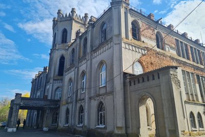 Представники монастиря на Житомирщині передали документи на палац Грохольських-Терещенків профколеджу