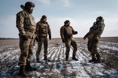 Військовослужбовці артилерійської частини 80-тої окремої десантно-штурмової бригади неподалік позицій під Бахмутом, 7 лютого 2023 року. Військовослужбовці артилерійської частини 80-тої окремої десантно-штурмової бригади неподалік позицій під Бахмутом, 7 лютого 2023 року.