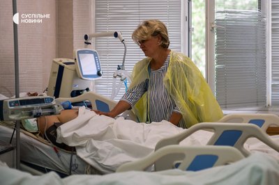 Дружина біля важкопораненого чоловіка у блоці політравми у Дніпрі Дружина біля важкопораненого чоловіка у блоці політравми у Дніпрі