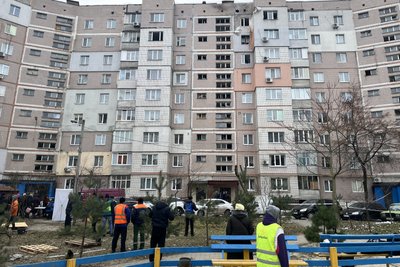 У Сумах ліквідовують наслідки російської атаки 13 грудня У Сумах ліквідовують наслідки російської атаки 13 грудня