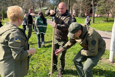 Саджанці із жолудів Шевченка — у Житомирі та Рівному в місцевих парках посадили 50 дубів Саджанці із жолудів Шевченка — у Житомирі та Рівному в місцевих парках посадили 50 дубів