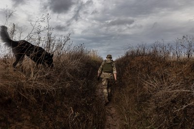 український військовий на передовій на Донеччині український військовий на передовій на Донеччині