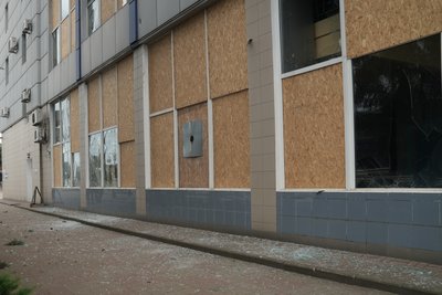 Обстріл Сум: уламки БпЛА впали на вокзал, є поранений Обстріл Сум: уламки БпЛА впали на вокзал, є поранений