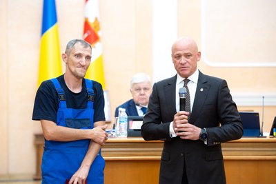Одеського комунальника нагородили за допомогу у будівництві фортифікаційних споруд Одеського комунальника нагородили за допомогу у будівництві фортифікаційних споруд