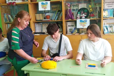 Діти тчуть килими на ткацьких верстатах: як у школі на Житомирщині відтворюють давнє ремесло Діти тчуть килими на ткацьких верстатах: як у школі на Житомирщині відтворюють давнє ремесло