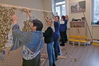 У київському ЦНАПі плетуть маскувальні сітки, коли немає світла У київському ЦНАПі плетуть маскувальні сітки, коли немає світла