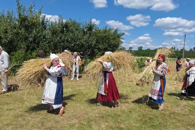 За давніми обрядами і традиціями: у селі на Житомирщині відзначили Зажинки За давніми обрядами і традиціями: у селі на Житомирщині відзначили Зажинки