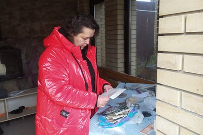 Наталія Петрова з Коробочкиного знайшла в знищеному будинку листівки Наталія Петрова з Коробочкиного знайшла в знищеному будинку листівки