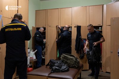 рятувальники біля своїх шафок у роздягальні у Харкові