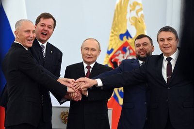 Путін оголосив про "приєднання" Донбасу, Херсонської і Запорізької областей до РФ і закликав Київ до переговорів Путін оголосив про "приєднання" Донбасу, Херсонської і Запорізької областей до РФ і закликав Київ до переговорів