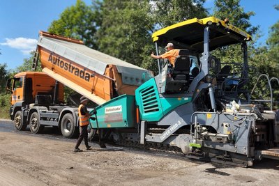 На Житомирщині в кількох районах ремонтують дороги між громадами: водіїв просять врахувати дорожню обстановку На Житомирщині в кількох районах ремонтують дороги між громадами: водіїв просять врахувати дорожню обстановку