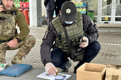Вилучили гранату: в Ужгороді поліцейські обстежили автомобіль на АЗС Вилучили гранату: в Ужгороді поліцейські обстежили автомобіль на АЗС