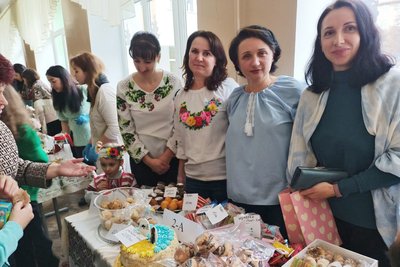 У луцькому ліцеї влаштували ярмарок, щоб зібрати гроші на військові рації У луцькому ліцеї влаштували ярмарок, щоб зібрати гроші на військові рації