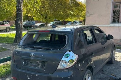 Автівка, яка була пошкоджена внаслідок влучання російського БпЛА в Чугуєві, 28 квітня 2026 року Автівка, яка була пошкоджена внаслідок влучання російського БпЛА в Чугуєві, 28 квітня 2026 року