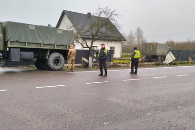 Аварія в Сокиричах 10 грудня — вантажівка влетіла у паркан Аварія в Сокиричах 10 грудня — вантажівка влетіла у паркан