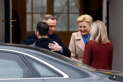Президент Польщі Анджей Дуда із дружиною Агатою Корнгаузер-Дуда зустрічають президента України Володимира Зеленського та першу леді України Олену Зеленську у Варшаві Президент Польщі Анджей Дуда із дружиною Агатою Корнгаузер-Дуда зустрічають президента України Володимира Зеленського та першу леді України Олену Зеленську у Варшаві