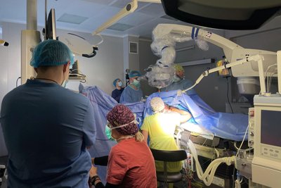 Львівські нейрохірурги вперше в Україні провели операцію на мозку з пробудженням дитині Львівські нейрохірурги вперше в Україні провели операцію на мозку з пробудженням дитині