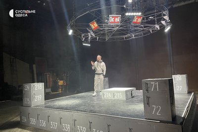 Вчили текст та репетирували з ліхтариками: в одеському театрі готували виставу під час блекаутів Вчили текст та репетирували з ліхтариками: в одеському театрі готували виставу під час блекаутів