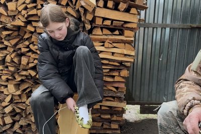 Ветеран із Рівненського Полісся плете постоли для доньки Ветеран із Рівненського Полісся плете постоли для доньки