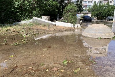 Через прорив труби біля будинку у Миколаєві руйнується асфальт і плитка Через прорив труби біля будинку у Миколаєві руйнується асфальт і плитка