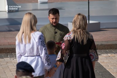 Володимир Зеленський вручає нагороду родині загиблого на війні Віталія Бондарука