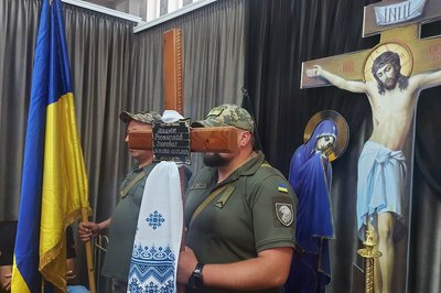 У Хмельницькому попрощалися із загиблим солдатом Ростиславом Мацюком У Хмельницькому попрощалися із загиблим солдатом Ростиславом Мацюком