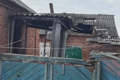 Приватний будинок, який був пошкоджений через влучання російського дрона вносі 20 вересня 2026 року у Золочеві Приватний будинок, який був пошкоджений через влучання російського дрона вносі 20 вересня 2026 року у Золочеві