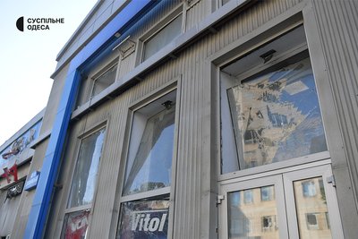 «Влучили у другий дім»: який вигляд має бізнес-центр в Одесі після атаки РФ