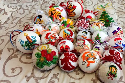 Вишиті новорічні кульки Вишиті новорічні кульки