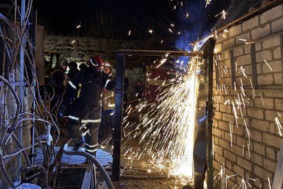Рятувальники розбирають завали на місцях влучань у Холодногірському районі, Харків Рятувальники розбирають завали на місцях влучань у Холодногірському районі, Харків