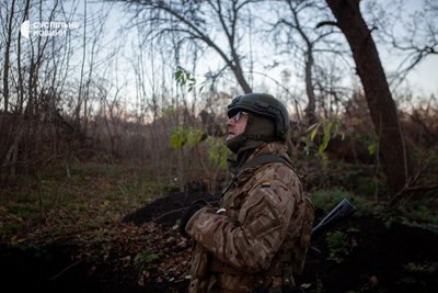 Артилерист вдивляється в небо в пошуку ворожих дронів-розвідників