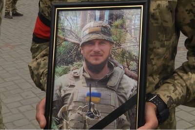 У Луцьку попрощалися з загиблим на Донеччині Віталієм Петруком У Луцьку попрощалися з загиблим на Донеччині Віталієм Петруком