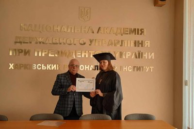 Марія отримує диплом магістра державного управління в залі будівлі, яка пізніше буде знижена внаслідок російської атаки, 22 лютого 2022 року, Харків. Фото: Марія Тахтаулова Марія отримує диплом магістра державного управління в залі будівлі, яка пізніше буде знижена внаслідок російської атаки, 22 лютого 2022 року, Харків. Фото: Марія Тахтаулова