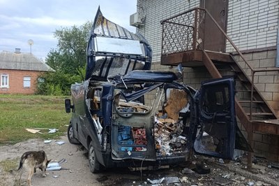 Пошкоджена автівка внаслідок удару FPV-дрона у Золочеві Пошкоджена автівка внаслідок удару FPV-дрона у Золочеві