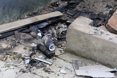 Уламки дрона, яким РФ вдарила по приватному будинку в Дергачах Уламки дрона, яким РФ вдарила по приватному будинку в Дергачах