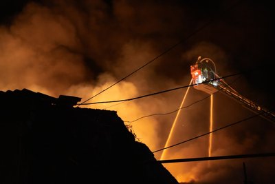 Внаслідок влучання по Харкову спалахнула пожежа Внаслідок влучання по Харкову спалахнула пожежа